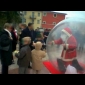 Babbo Natale Che Si Anima Dentro Una Bolla Gigante Trasparente